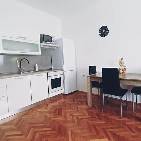 דירה Apartman Dora *