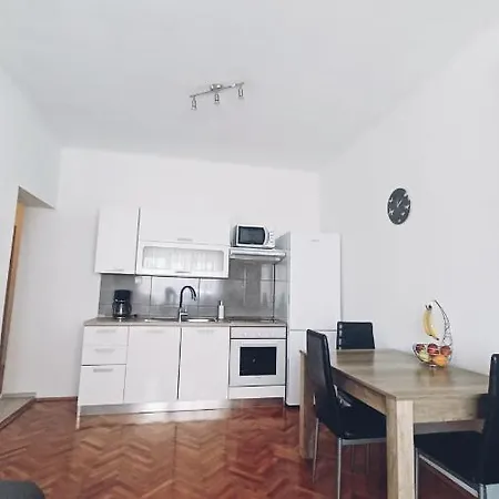 Apartman Dora דירה *